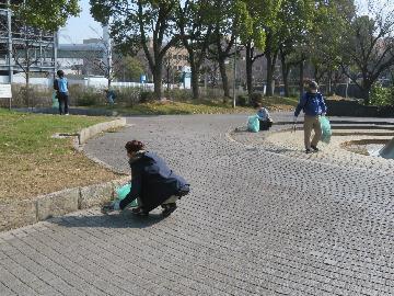 写真:港北公園清掃の様子 令和7年3月21日