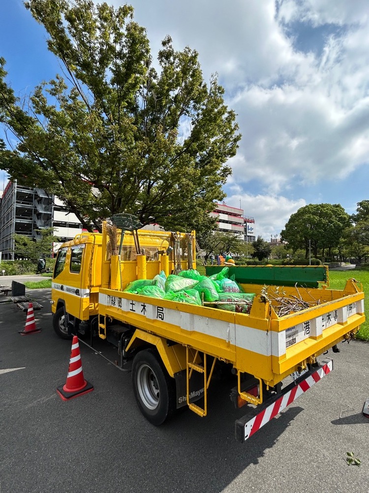 写真:集めたごみをトラックに積んだ様子