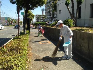 写真:清掃活動中の様子