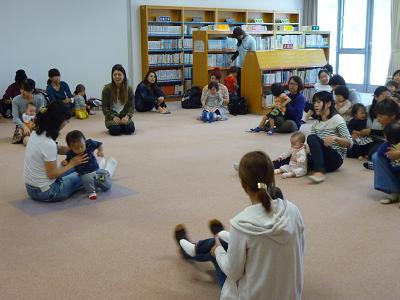 写真:学区サロンの親子遊びの様子