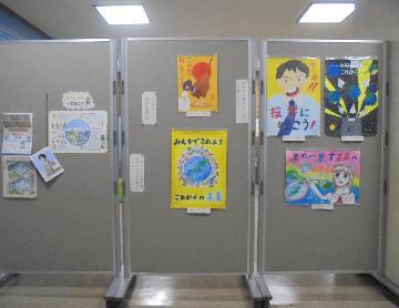 港区明るい選挙ポスター作品の佳作作品の展示写真