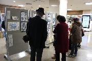 写真:書道作品 観覧者の様子