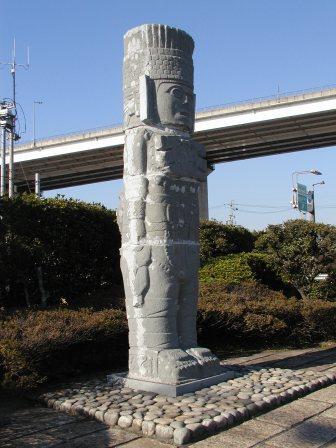 写真：金城ふ頭にあるトゥーラの戦士像