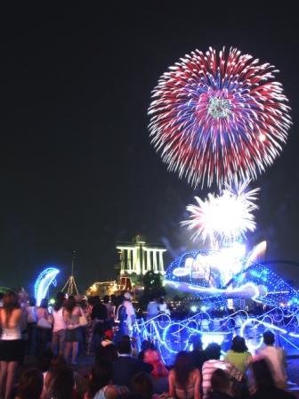 写真：ガーデンふ頭を飾るシャチとイルカのイルミネーションオブジェと花火