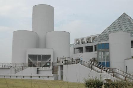 写真：ガーデンふ頭にある穀物サイロモニュメント