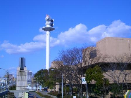 写真：港区役所の北西にある白い防災行政用無線アンテナ塔