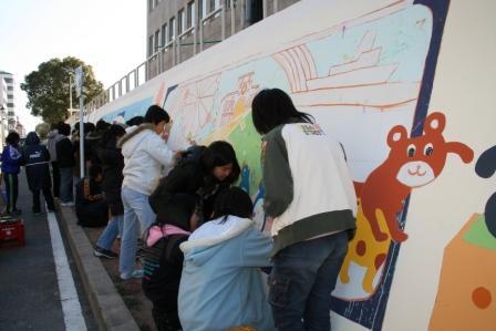 写真：旧防潮壁に描画する小学生