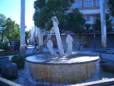 写真：築地口にある錨の噴水