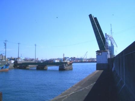 写真：堀川にかかる名古屋港跳上橋。現在は跳ね上げた形で保存されている。