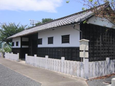 写真：鬼頭勘兵衛宅跡に残る長屋門