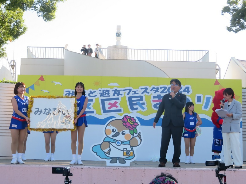 写真:港区広報キャラクター名前投票の結果発表の様子