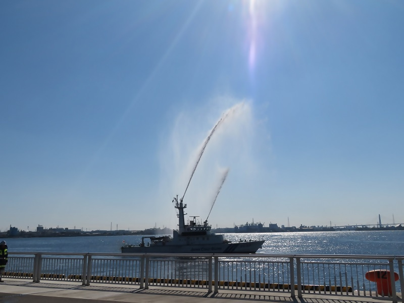 写真:名古屋海上保安部の巡視艇「あゆづき」の放水の様子