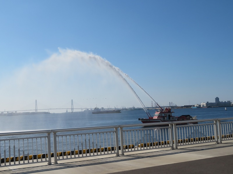 写真:名古屋市消防局本部機動部隊の消防艇「金竜」放水の様子