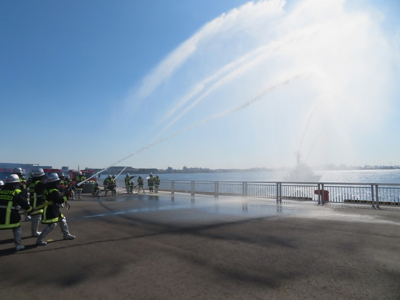 写真:港区消防団・名古屋市消防局特別消防隊の消防艇「金竜」・名古屋海上保安部の巡視艇「あゆづき」の一斉放水の様子