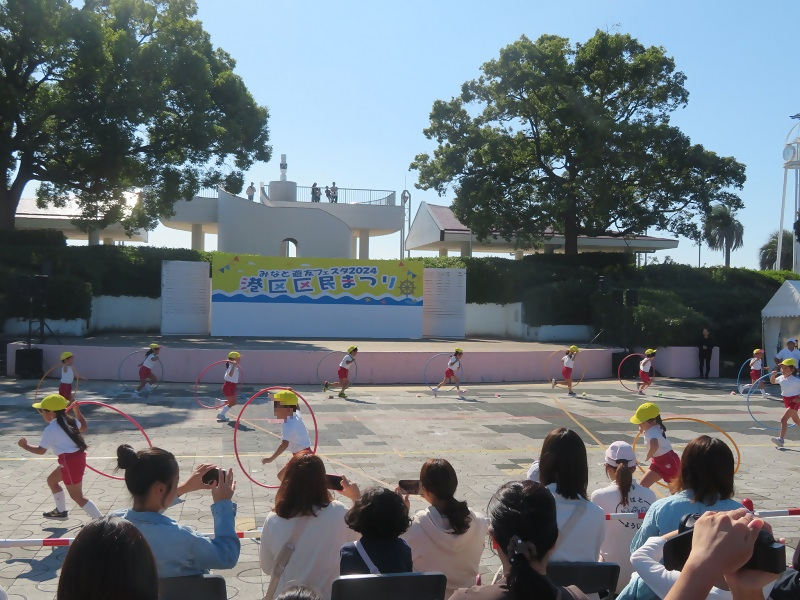 写真:小鳩幼児園の園児によるステージの様子