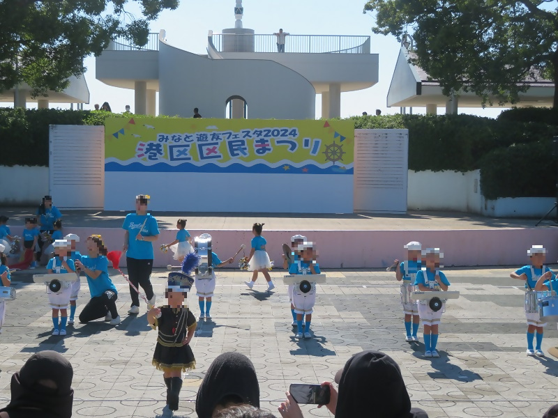 写真:萬泰幼稚園の園児によるステージの様子