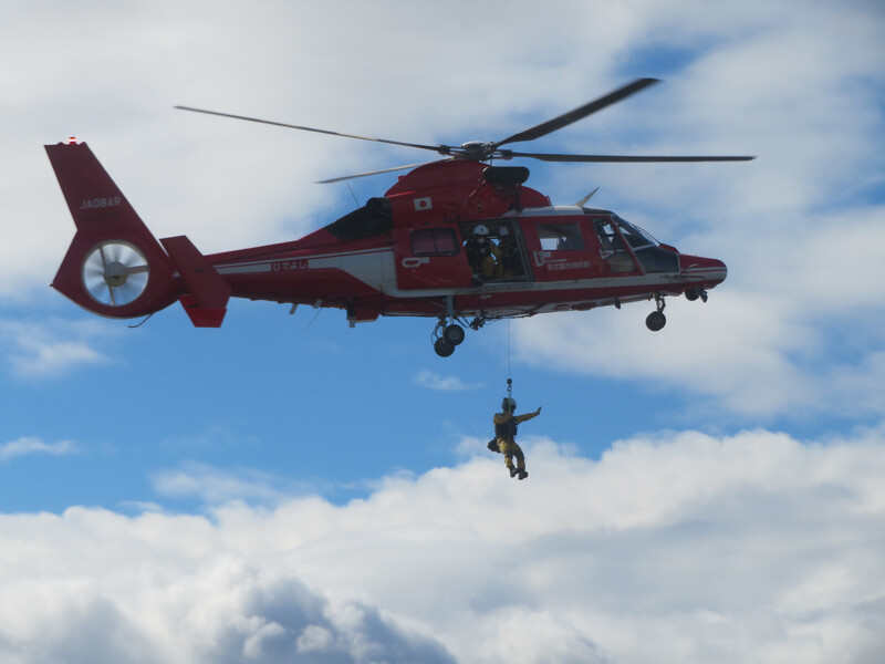 写真： 消防航空隊の消防ヘリコプター「ひでよし」の演技の様子