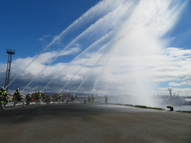 写真：港区消防団による放水の様子
