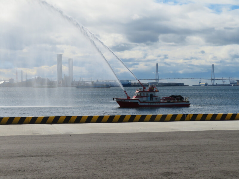 写真：名古屋市消防局本部機動部隊の消防艇「金竜」放水の様子