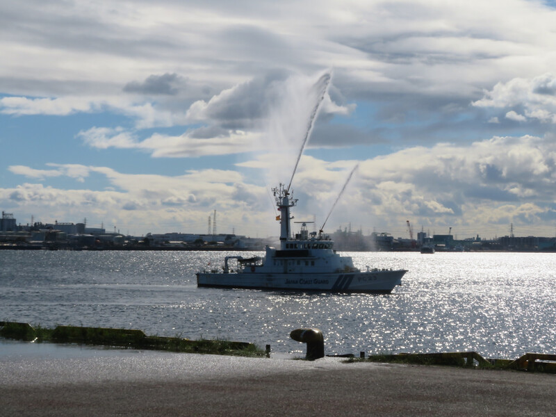 写真：名古屋海上保安部の巡視艇「あゆづき」の放水の様子
