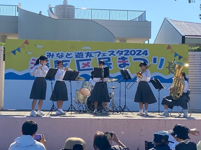 写真:港南中学校吹奏楽部によるステージの様子