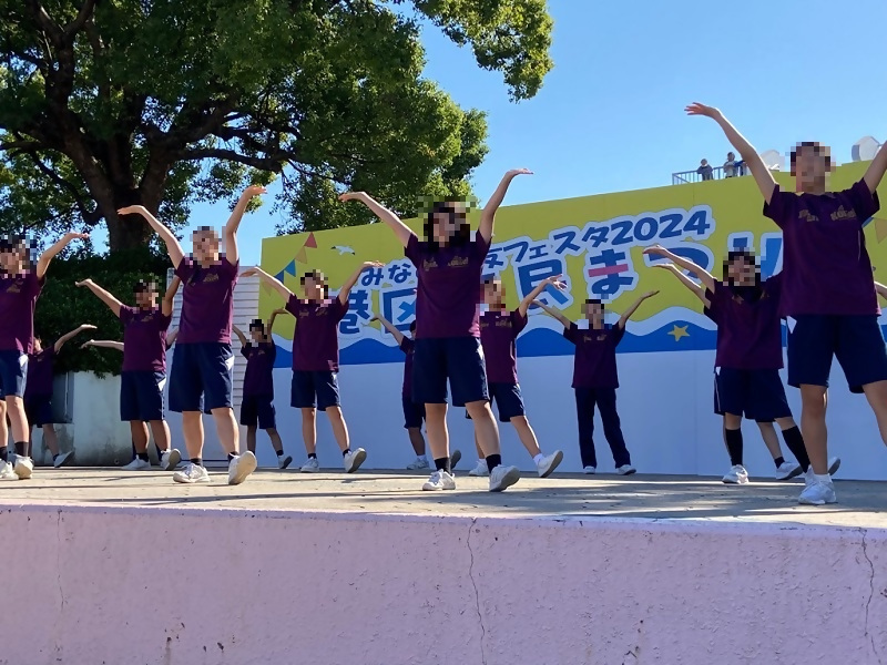 写真:港明中学校合唱部・グリー部によるステージの様子