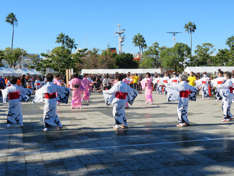 写真：港区女性団体連絡協議会によるステージの様子
