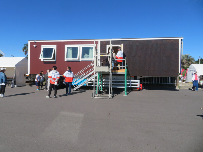 写真：移動式宿泊施設の展示の様子