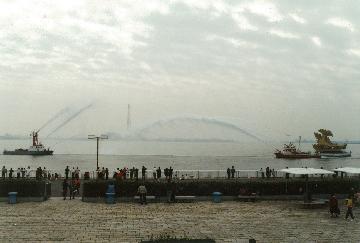 写真:放水演技の様子 第3回 平成4年(1992年)