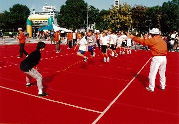 写真:ロープジャンプの様子 第8回 平成9年(1997年)