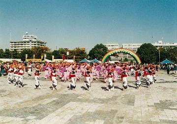 写真:民謡踊りの様子 第10回 平成11年(1999年)