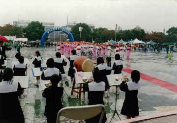 写真:民謡踊り、港南中学校吹奏楽 第12回 平成13年(2001年)