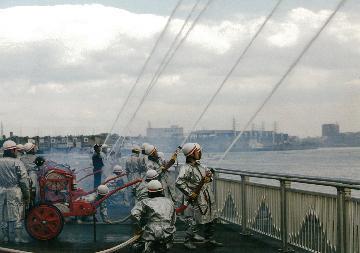 写真:放水演技の様子 第13回 平成14年(2002年)