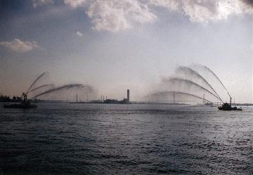 写真:放水演技の様子 第15回 平成16年(2004年)