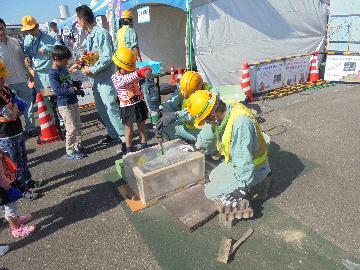 写真:土木のお仕事体験の様子 第28回 平成29年(2017年)