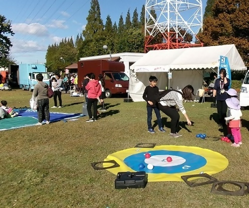 写真：ボッチャをする様子
