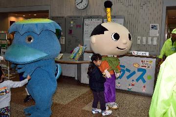 写真：はち丸、かっぴー登場