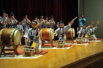写真：尾張太鼓小西保存会の演奏