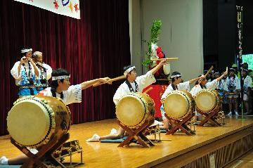 写真：尾張新次郎太鼓保存会の演奏