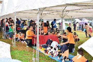 写真：体操の模範演技