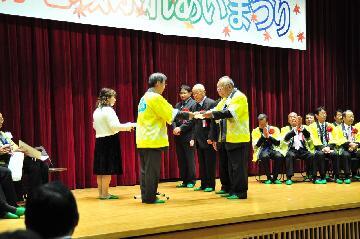 写真：感謝状贈呈の様子