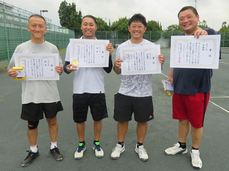 男子の部、入賞者の皆さんの写真1