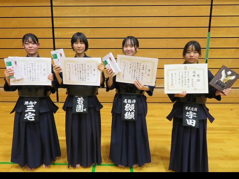 中学生女子の部の入賞者の皆さまの写真