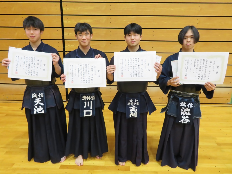 高校生男子の部の入賞者の皆さまの写真