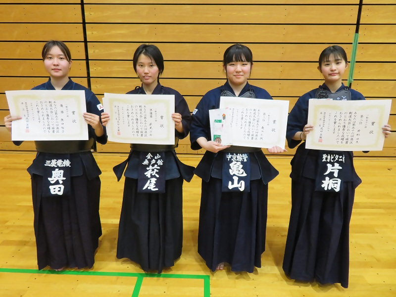 一般女子の部(高校生を含む。五段以下)の入賞者の皆さまの写真