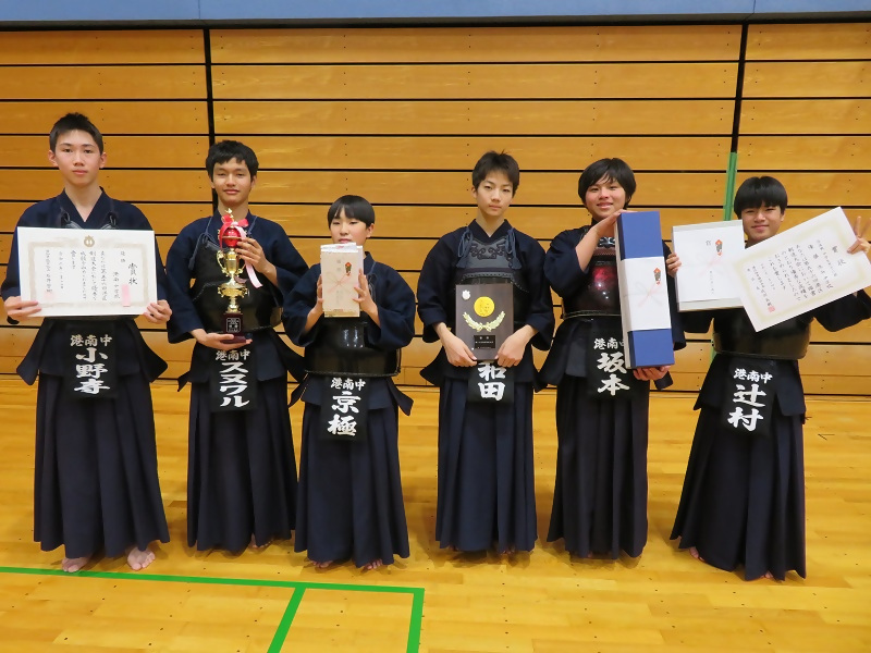 団体戦：中学生男子の部の優勝チームの皆さまの写真
