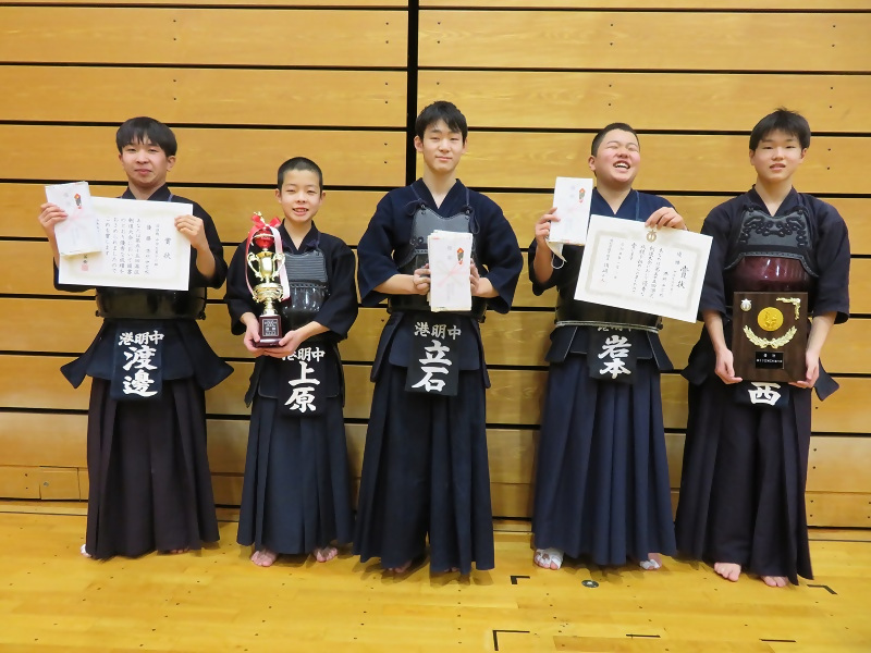 団体戦：中学生男子の部の優勝チームの皆さまの写真