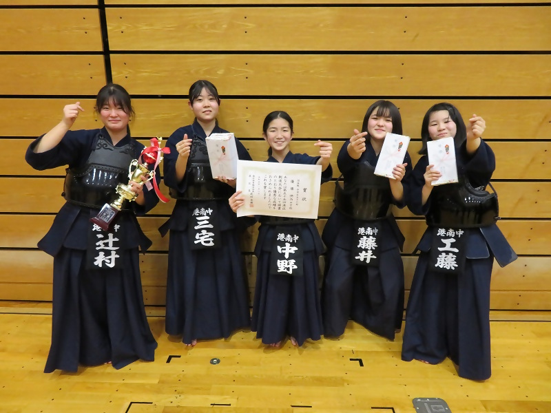 団体戦：中学生女子の部の優勝チームの皆さまの写真