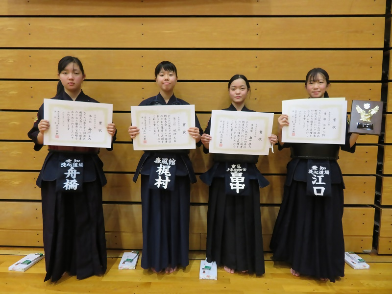 中学生女子の部の入賞者の皆さまの写真