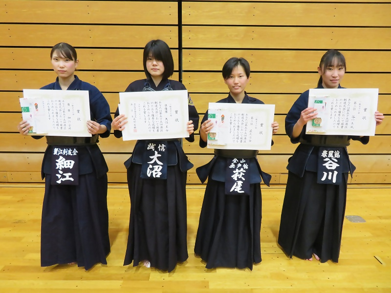 一般女子の部(高校生を含む。五段以下)の入賞者の皆さまの写真